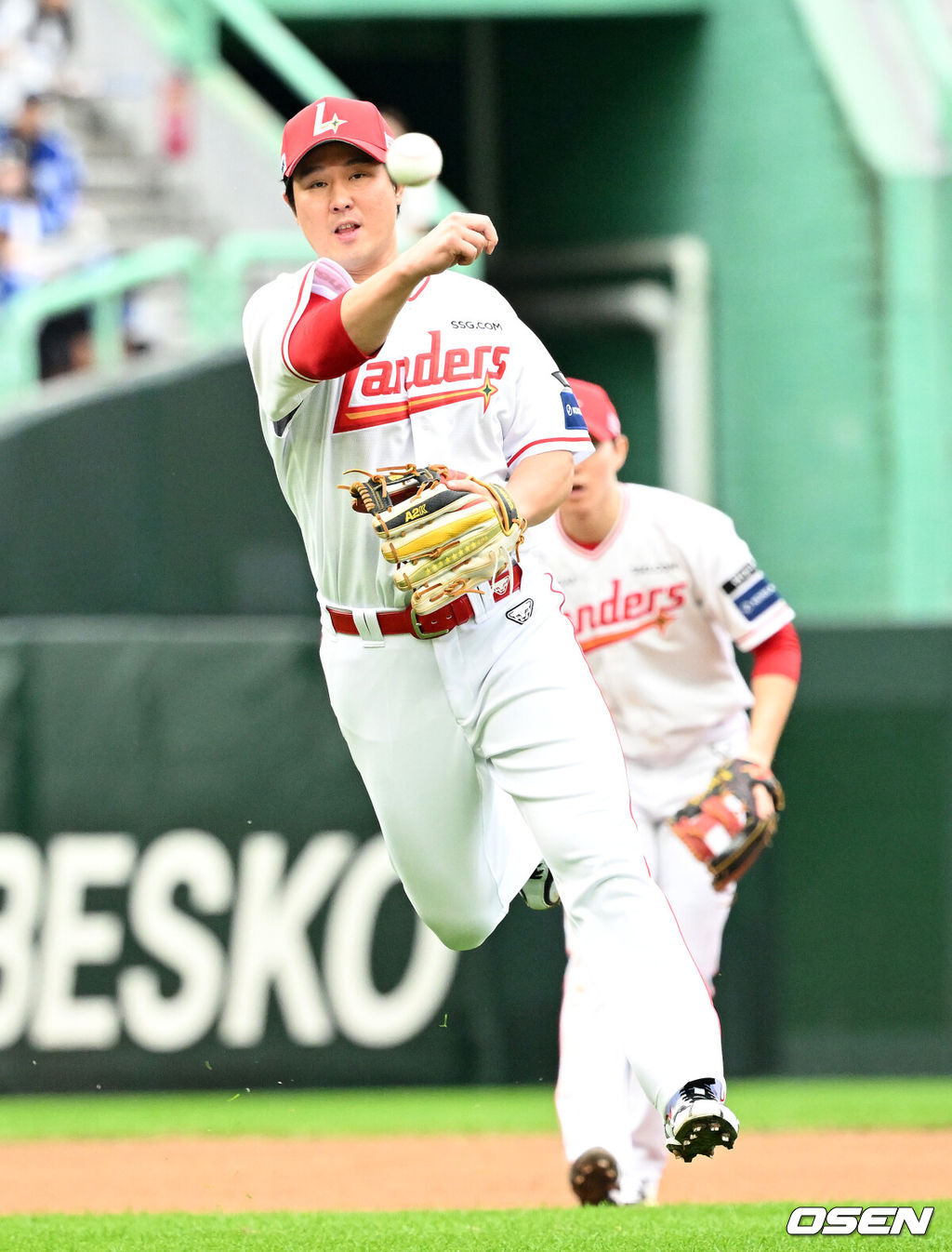 9일 인천 SSG랜더스필드에서 2025 신한 SOL뱅크 KBO리그 준플레이오프(5전 3선승제) 1차전 SSG 랜더스와 삼성 라이온즈의 경기가 열렸다.SSG은 화이트, 삼성은 최원태를 선발 투수로 내세웠다.5회초 무사에서 SSG 최정이 양도근을 땅볼로 처리하고 있다. 2025.10.09 /sunday@osen.co.kr