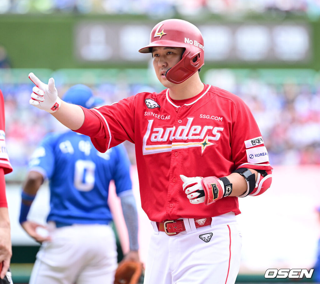 11일 인천 SSG랜더스필드에서 ‘2025 신한 SOL뱅크 KBO리그’ 준플레이오프(5전 3선승제) 2차전 SSG 랜더스와 삼성 라이온즈의 경기가 열렸다.SSG는 김건우, 삼성은 헤르손 가라비토를 선발 투수로 내세웠다.3회말 2사 2루 상황 SSG 최정이 달아나는 1타점 적시타를 날리고 1루에 안착해 기뻐하고 있다. 2025.10.11 / dreamer@osen.co.kr