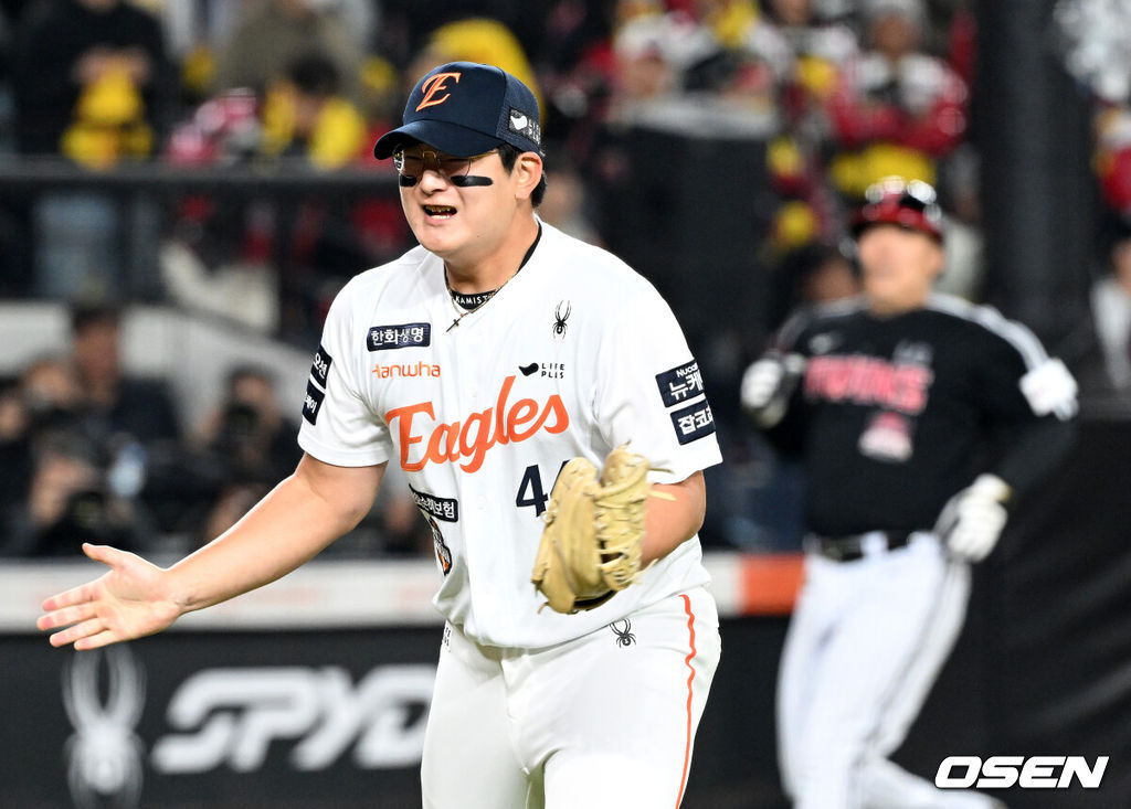 30일 대전 한화생명볼파크에서 2025 신한 SOL Bank KBO리그 포스트시즌 한국시리즈 4차전 한화 이글스와 LG 트윈스의 경기가 열렸다.이날 경기에 한화는 와이스를, LG는 치리노스를 선발투수로 내세웠다. 8회초 2사 1,2루에서 한화 김서현이 LG 오스틴을 플라이로 처리하고 환호하고 있다. 2025.10.30 /sunday@osen.co.kr