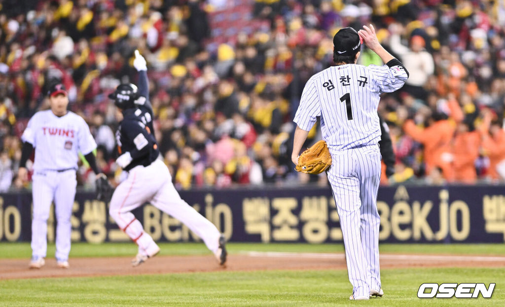 27일 오후 서울 잠실야구장에서 2025 신한 SOL Bank KBO리그 포스트시즌 한국시리즈 2차전 LG 트윈스와 한화 이글스의 경기가 열렸다. LG는 임찬규, 한화는 류현진을 선발 투수로 내세웠다. 1회초 백투백 홈런 허용한 LG 선발투수 임찬규가 아쉬워하고 있다. 2025.10.27 / soul1014@osen.co.kr