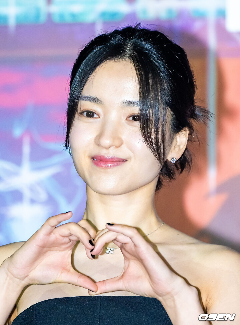 27일 오후 서울 건대입구 롯데시네마에서 넷플릭스 애니메이션 영화 ‘이 별에 필요한’ 언론시사회가 진행됐다.'이 별에 필요한'은 2050년 서울, 화성 탐사를 꿈꾸는 우주인 난영과 뮤지션의 꿈을 잠시 접어둔 제이가 만나 꿈과 사랑을 향해 나아가는 로맨스. 극 중 김태리는 최첨단 기술을 연구하는 우주인 난영의 목소리를 연기했다. 제이 역의 홍경과 만들어낼 로맨스 호흡도 기대감을 높이고 있다.배우 김태리가 포즈를 취하고 있다.   2025.05.27 / soul1014@osen.co.kr