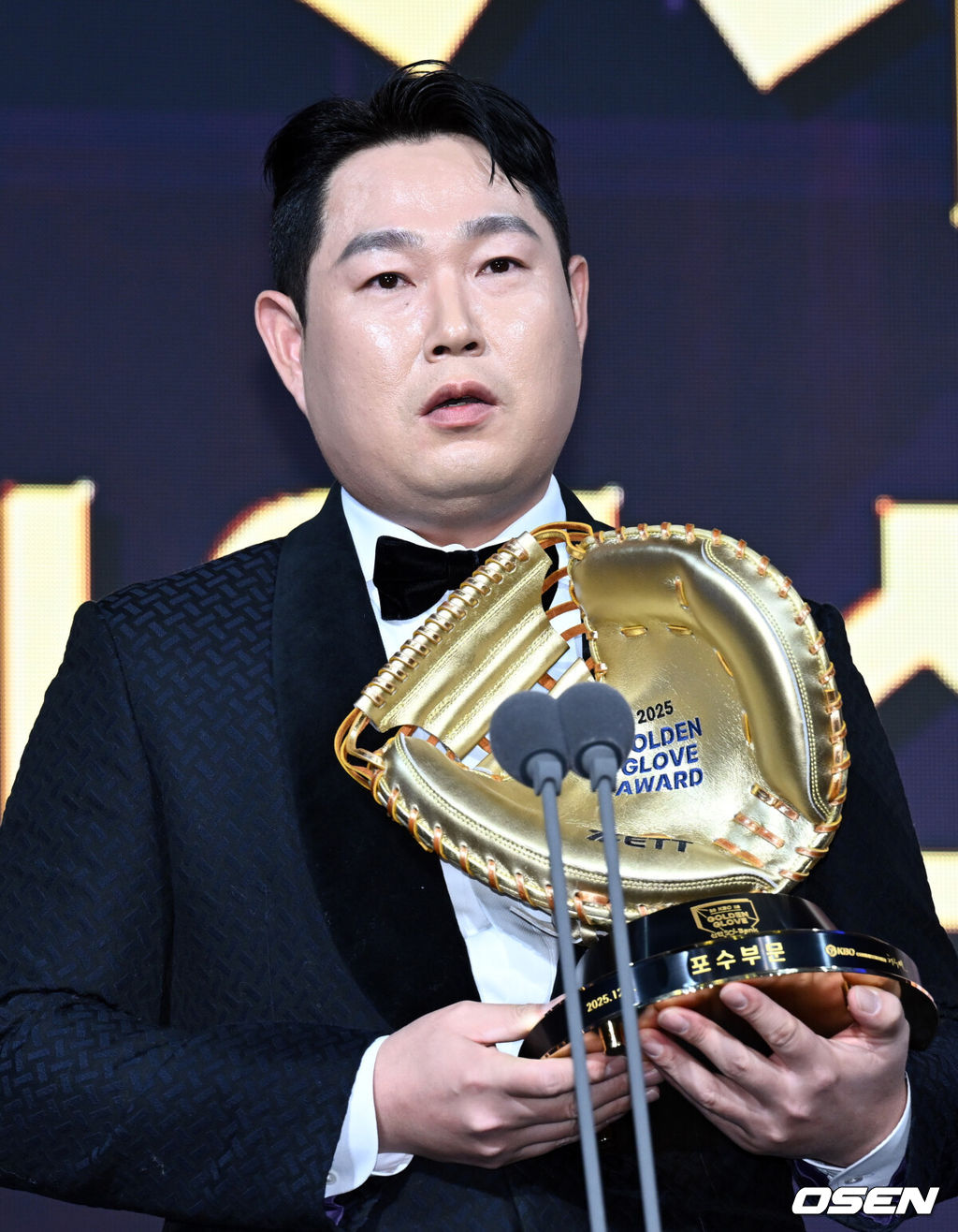 9일 오후 서울 송파구 잠실동 롯데호텔 월드에서 2025 신한은행 SOL 뱅크 KBO 골든글러브 시상식이 열렸다.KBO 골든글러브 시상식은 포지션별 최고의 선수를 가리는 자리로 올 시즌의 대미를 장식하는 자리다. 포수 부문 수상한 두산 양의지가 소감을 전하고 있다. 2025.12.09 /cej@osen.co.kr