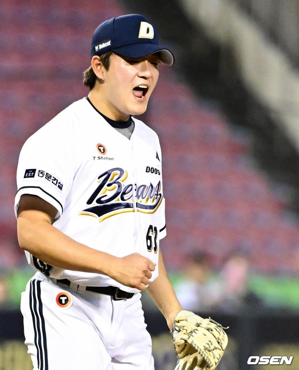 프로야구 두산 베어스가 ‘토종 에이스’ 곽빈의 시즌 첫 승 호투에 힘입어 2연승을 거뒀다. 두산은 15일 서울 잠실구장에서 열리는 2025 신한 SOL Bank KBO리그 키움 히어로즈와의 홈경기를 3-2로 이겼다. 두산 김택연이 승리를 기뻐하고 있다. 2025.06.15 /cej@osen.co.kr