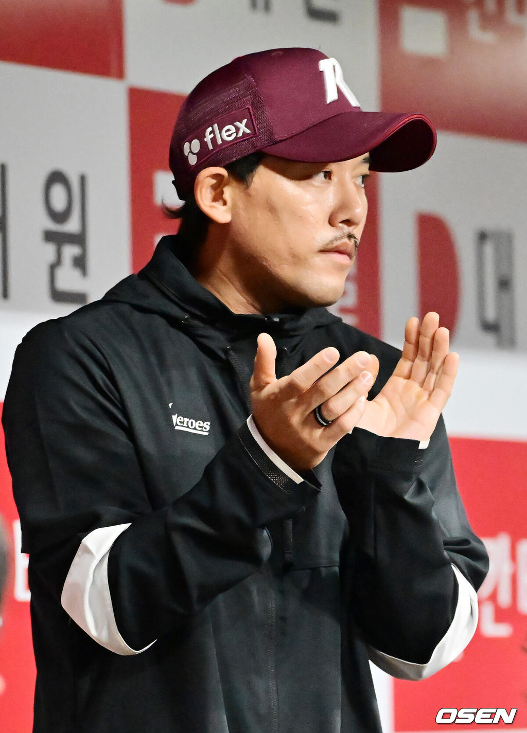 18일 오후 서울 고척스카이돔에서 ‘2025 신한 SOL BANK KBO리그’ 키움 히어로즈와 KT 위즈의 경기가 진행됐다.이날 키움은 전준표를, KT는 헤이수스를 선발투수로 내세웠다. 키움 플레잉코치로 선임된 이용규가 덕아웃에서 박수를 치고 있다. 2025.04.18 / rumi@osen.co.kr