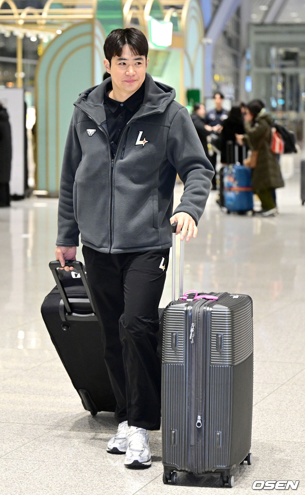 프로야구 SSG 랜더스 스프링캠프 선발대가 19일 오전 인천공항을 통해 미국 플로리다로 출국했다.SSG는 2026 시즌을 준비하기 위해 미국 플로리다주 베로비치에서 1차 스프링캠프를 펼친다.SSG 김재환이 출국장에 들어서고 있다. 2026.01.19 / dreamer@osen.co.kr