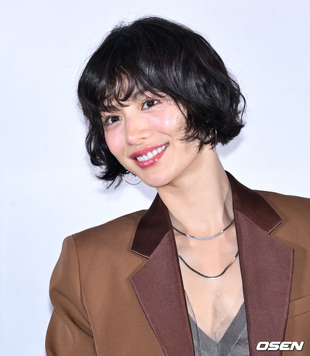 영화 ‘전지적 독자 시점(이하 전독시)’(감독 김병우, 전독시) 언론시사 및 기자간담회가 15일 서울 강남구 메가박스 코엑스에서 열렸다.동명의 인기 웹툰을 원작으로 한 영화 ‘전독시’는 10년 이상 연재된 소설이 완결된 날 소설 속 세계가 현실이 되어 버리고, 유일한 독자였던 김독자(안효섭 분)가 소설의 주인공 유중혁(이민호 분) 그리고 동료들과 함께 멸망한 세계에서 살아남기 위한 판타지 액션물. 7월 23일 개봉.배우 나나가 착석하고 있다. 2025.07.15 /cej@osen.co.kr