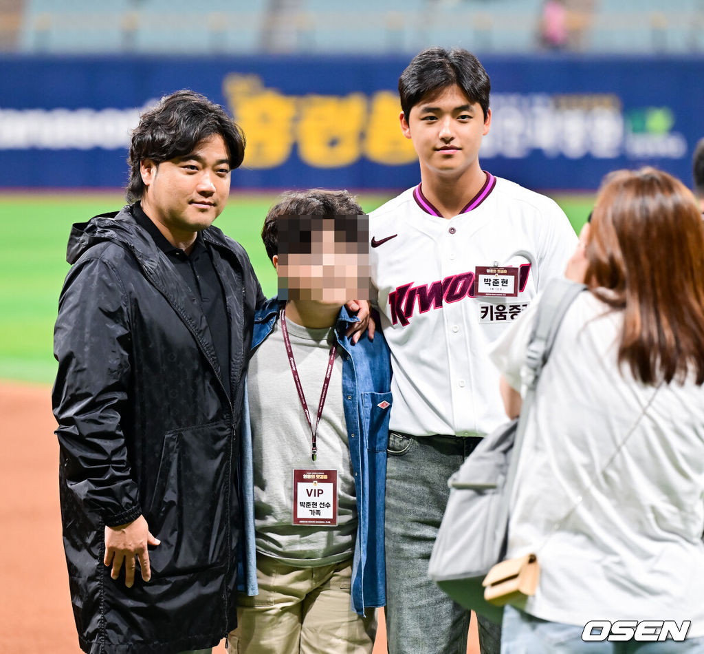 호랑이군단이 가을야구를 향한 실낱같은 희망을 이어갔다. 프로야구 KIA 타이거즈는 24일 서울 고척스카이돔에서 열린 2025 신한 SOL뱅크 KBO리그 키움 히어로즈와의 시즌 마지막 맞대결(16차전)에서 2-0으로 승리했다. 8위 KIA는 2연패에서 탈출하며 ‘1’밖에 남지 않은 가을야구 탈락 확정 트래직 넘버 소멸을 막았다. 시즌 63승 4무 71패. 올해 키움전은 8승 2무 6패 우위로 마쳤다. 반면 2연패에 빠진 최하위 키움은 47승 4무 90패가 됐다. 키움 신인 박준현이 아버지 박석민 전 코치와 포즈를 취하고 있다.   2025.09.24 / soul1014@osen.co.kr