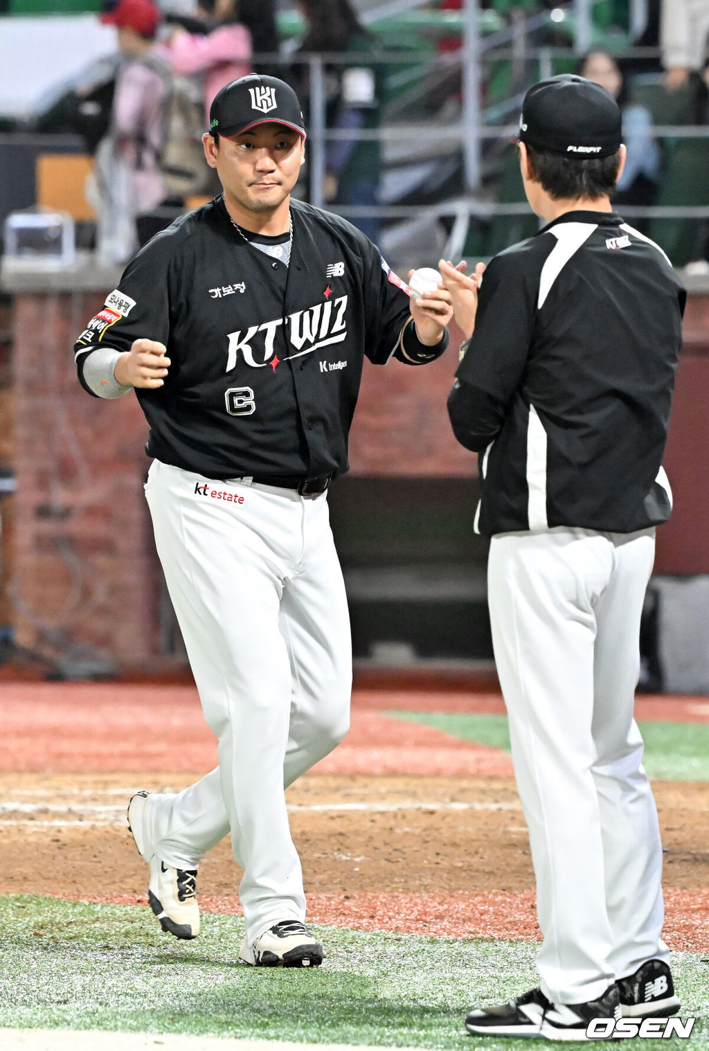 25일 오후 인천 SSG랜더스필드에서 ‘2025 신한 SOL BANK KBO리그’ SSG 랜더스와 KT 위즈의 경기가 진행됐다.이 경기에서 KT는 SSG에 10-1 완승을 거두며 4연승을 질주했다. 3위 SSG를 잡은 5위 KT는 SSG를 1.5게임차로 맹추격했다. 4위 삼성도 키움전 승리를 거두면서 3위 경쟁은 결과를 예측할 수 없는 혼돈에 빠졌다. 경기를 마치고 통산 1000경기를 치른 KT 이강철 감독이 장성우에게 1000경기 기념구를 받고 있다. 2025.09.25 / rumi@osen.co.kr