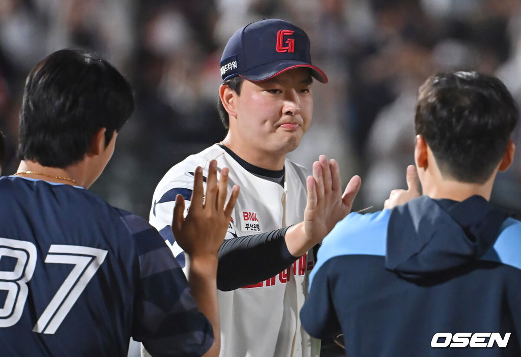 18일 부산 사직야구장에서 2025 신한 SOL 뱅크 KBO 리그 롯데 자이언츠와 한화 이글스의 경기가 열렸다. 홈팀 롯데는 홍민기가, 방문팀 한화는 엄상백이 선발 출전했다.롯데 자이언츠 김원중이 한화 이글스에 6-3으로 승리, 팀 최초 150 세이브를 달성하고 하이파이브를 하고 있다. 2025.06.18 / foto0307@osen.co.kr