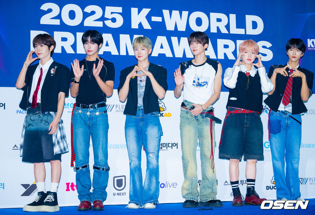 21일 오후 서울 송파구 잠실실내체육관에서 '2025 케이 월드 드림 어워즈'(2025 K WORLD DREAM AWARDS) 블루카펫 및 포토월 행사가 진행됐다.지난 2017년 '제1회 소리바다 베스트 케이뮤직 어워즈'로 출발해 올해로 9년째 이어지고 있는 이 시상식은 글로벌 시장에서 케이팝을 빛내고 있는 주역들과 셀럽들이 한자리에 모여 다채로운 볼거리를 제공한다.엔시티 위시(NCT WISH)가 입장하며 포즈를 취하고 있다. 2025.08.21 /rumi@osen.co.kr