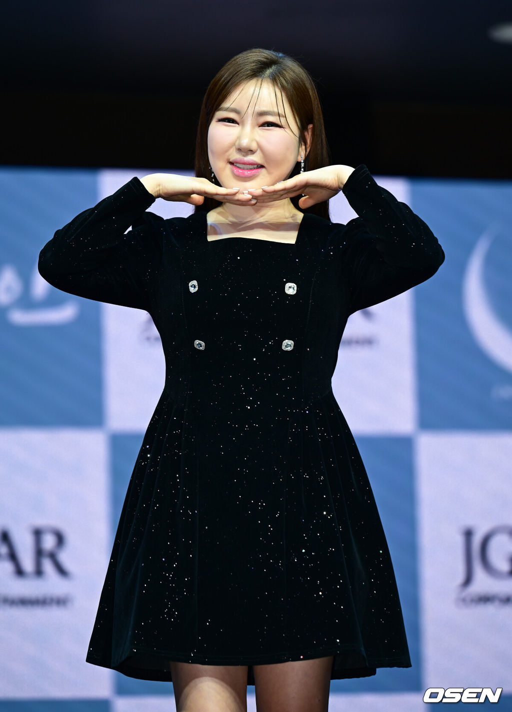 11일 오후 서울 스카이아트홀 가수 송가인의 정규 4집 앨범 발매 기념 쇼케이스 행사가 열렸다. 이번 4집 앨범은 기존 정통 트로트 뿐 아니라 발랃, 모던 가요 등 장르의 곡들로 가득 채웠다. 더블 타이틀곡 '아사달'과 '눈물이 난다'를 비롯해 직접 작사에 참여한 '평생' 등 총 9곡을 담았다.가수 송가인이 포즈를 취하고 있다.  2025.02.11 / ksl0919@osen.co.kr  