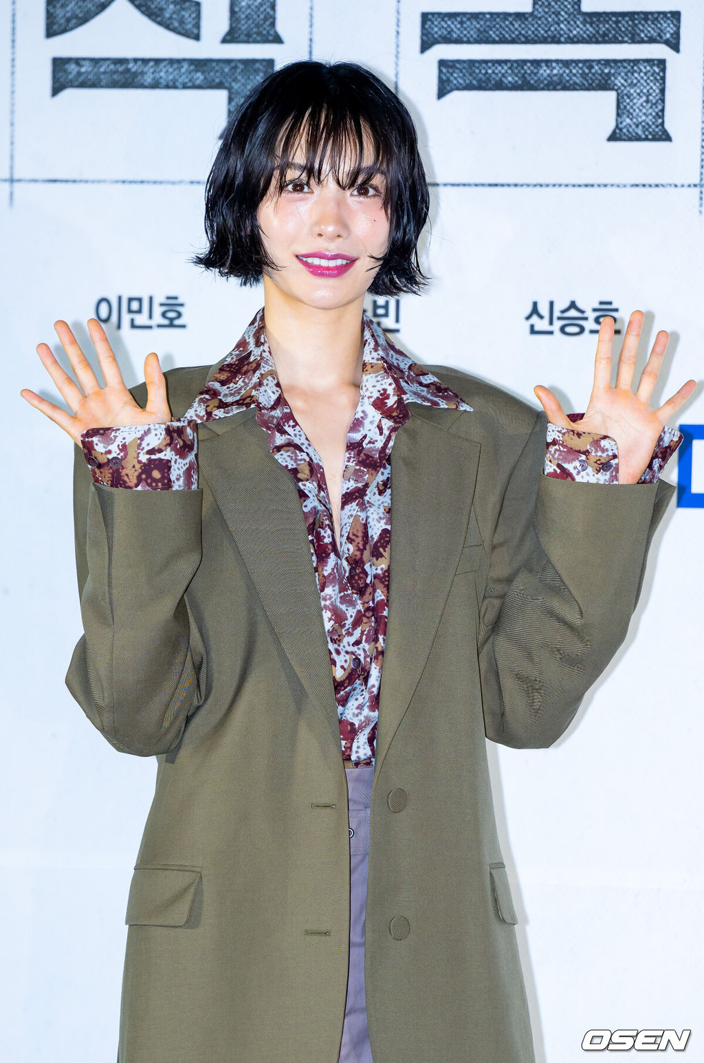 17일 서울 광진구 롯데시네마 건대입구에서 영화 '전지적 독자 시점' 제작보고회가 열렸다.배우 안효섭, 이민호, 채수빈, 신승호, 나나 주연의 영화 '전지적 독자 시점'(감독 김병우)은 10년 이상 연재된 소설이 완결된 날 소설 속 세계가 현실이 되어 버리고, 유일한 독자였던 ‘김독자’가 소설의 주인공 ‘유중혁’ 그리고 동료들과 함께 멸망한 세계에서 살아남기 위한 판타지 액션 영화다. 배우 나나가 포토타임을 갖고 있다. 2025.06.17 /rumi@osen.co.kr