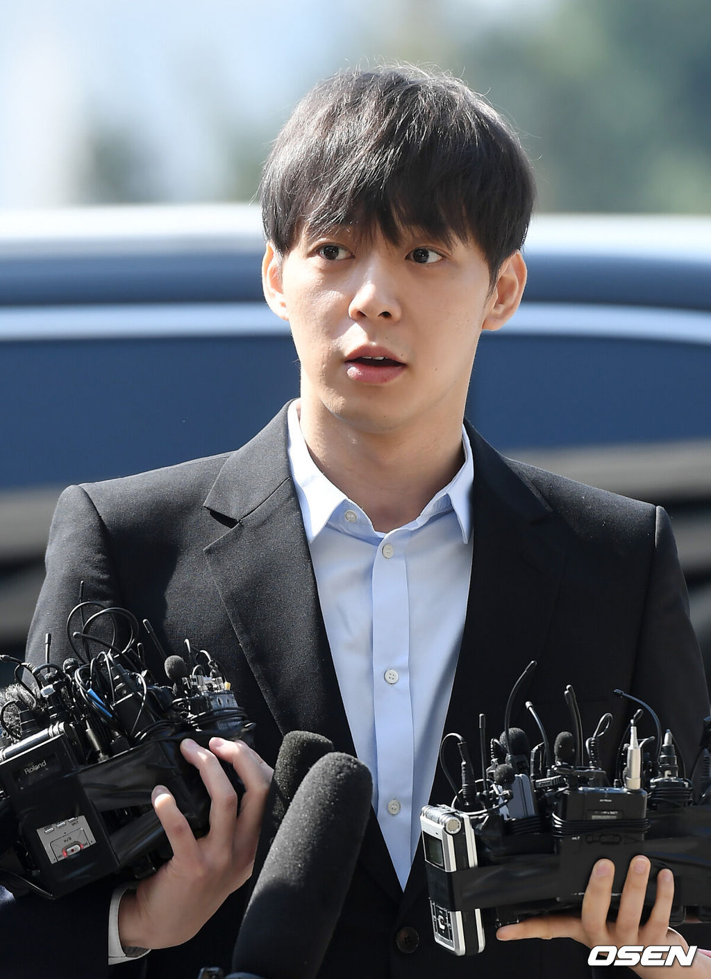 17일 오전 경기 수원시 장안구 경기남부지방경찰청 앞에서 그룹 JYJ 멤버이자 배우 박유천이 경찰에 소환되고 있다.박유천은 앞서 황하나에 의해 마약을 권유한 연예인 A씨로 지목당하면서 논란이 일었다. 이에 지난 10일 기자회견을 열고 자신이 황하나가 지목한 연예인 A씨가 맞지만 마약을 하지 않았다라고 직접 밝혔다.한편, 경기남부지방경찰청 마약수사대는 지난 16일 오전 박유천의 자택을 압수수색한 가운데, 박유천은 이 날 경찰에 자진 출석했다.가수이자 배우 박유천이 경기남부지방경찰청 포토라인에 서서 짧게 입장을 밝히고 있다. /rumi@osen.co.kr