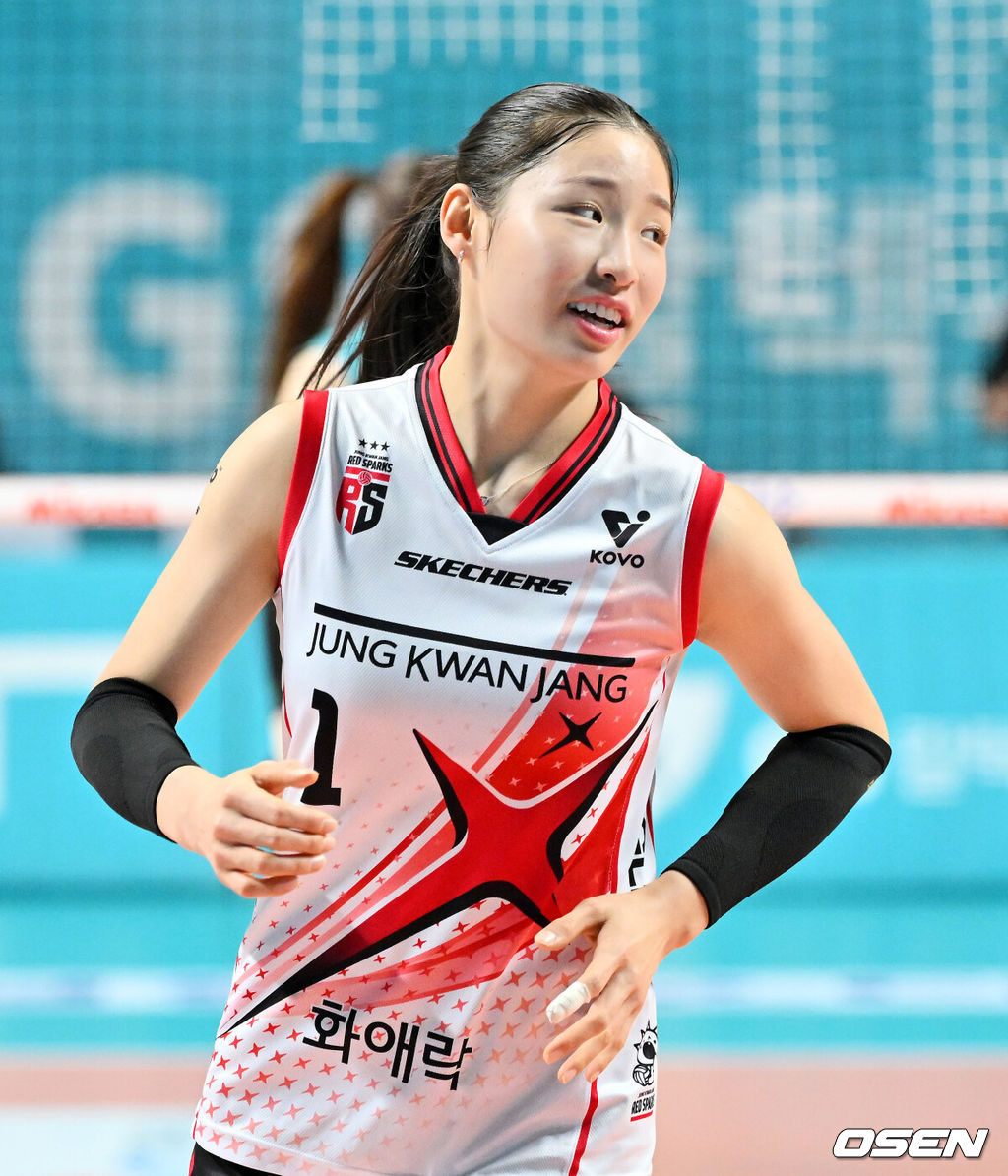 20일 오후 서울 장충체육관에서 프로배구 진에어 2025~26 V리그 GS칼텍스와 정관장의 경기가 열렸다.GS칼텍스는 5위(10승 12패, 승점 30), 정관장은 최하위(6승 17패, 승점 18)을 기록중이다.1세트 정관장 인쿠시가 득점에 기뻐하고 있다. 2026.01.20 / jpnews@osen.co.kr