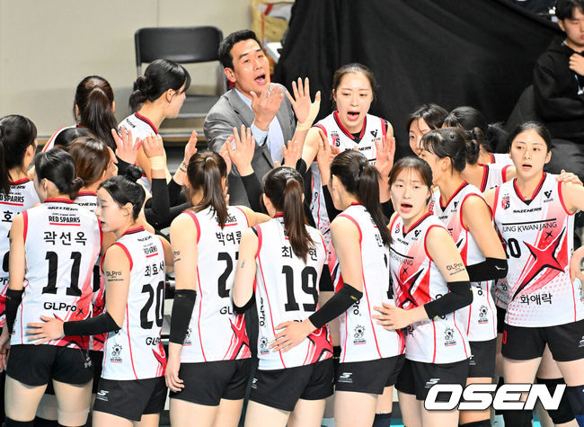 [OSEN=장충, 지형준 기자] 20일 오후 서울 장충체육관에서 프로배구 진에어 2025~26 V리그 GS칼텍스와 정관장의 경기가 열렸다.GS칼텍스는 5위(10승 12패, 승점 30), 정관장은 최하위(6승 17패, 승점 18)을 기록중이다.정관장 고희진 감독이 경기에 앞서 선수들과 파이팅을 하고 있다. 2026.01.20 / jpnews@osen.co.kr