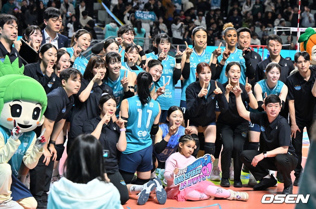 20일 오후 서울 장충체육관에서 프로배구 진에어 2025~26 V리그 GS칼텍스와 정관장의 경기가 열렸다.이날 GS칼텍스가 3-0(25-19, 25-22, 25-14) 셧아웃 승리를 거두며 연패를 끊어냈다. 정관장은 5연패.경기를 마치고 GS칼텍스 선수들이 승리 기념 촬영을 하고 있다. 2026.01.20 / jpnews@osen.co.kr