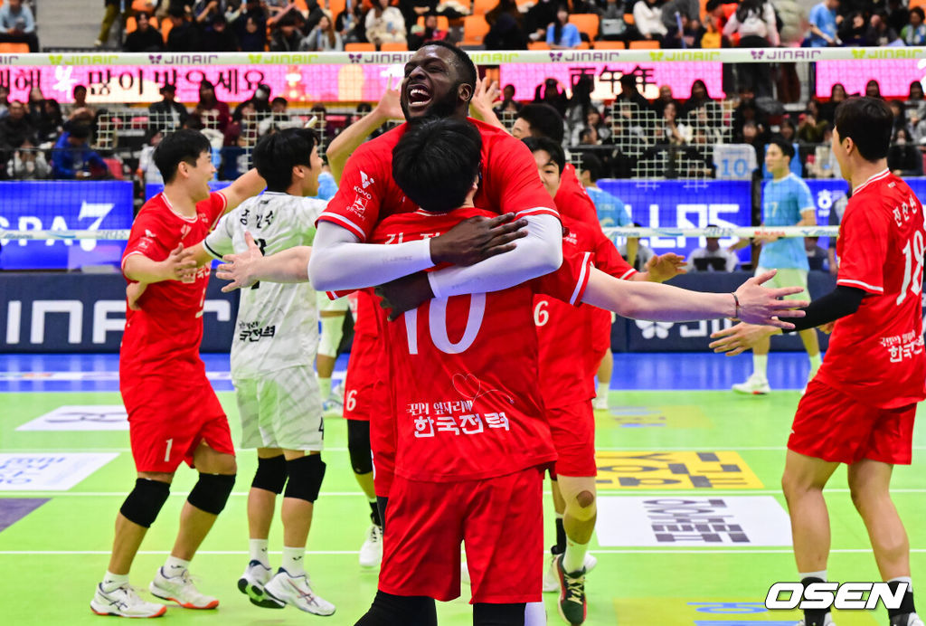 한국전력이 1위 대한항공을 상대로 세트 스코어 3-0(25-20 25-21 25-18) 완승을 거두며 리그 3위로 올라섰다.반면 1위 대한항공은 승점을 추가하지 못해 승점 45에 머물렀고, 2위 현대캐피탈과의 격차를 벌리지 못하며 선두 자리가 더욱 위태해졌다.3세트 한국전력 김정호가 서브에이스로 경기를 마무리 짓고 베논과 기뻐하고 있다.    2026.01.20 / soul1014@osen.co.kr