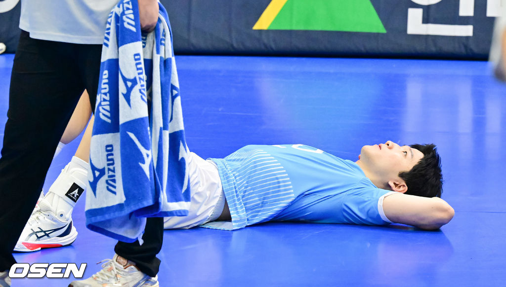 한국전력이 1위 대한항공을 상대로 세트 스코어 3-0(25-20 25-21 25-18) 완승을 거두며 리그 3위로 올라섰다.반면 1위 대한항공은 승점을 추가하지 못해 승점 45에 머물렀고, 2위 현대캐피탈과의 격차를 벌리지 못하며 선두 자리가 더욱 위태해졌다.경기종료 후 대한항공 정지석이 패배에 아쉬워하고 있다. 2026.01.20 / soul1014@osen.co.kr