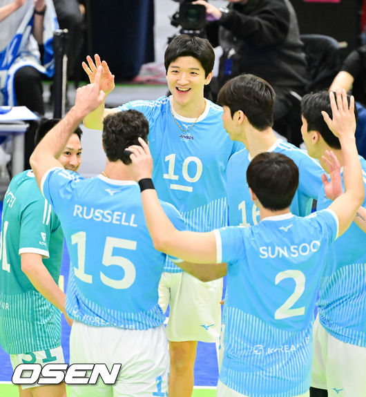 [OSEN=수원, 박준형 기자]  한국전력이 1위 대한항공을 상대로 세트 스코어 3-0(25-20 25-21 25-18) 완승을 거두며 리그 3위로 올라섰다.반면 1위 대한항공은 승점을 추가하지 못해 승점 45에 머물렀고, 2위 현대캐피탈과의 격차를 벌리지 못하며 선두 자리가 더욱 위태해졌다.1세트 대한항공 정지석이 득점 후 기뻐하고 있다  2026.01.20 / soul1014@osen.co.kr