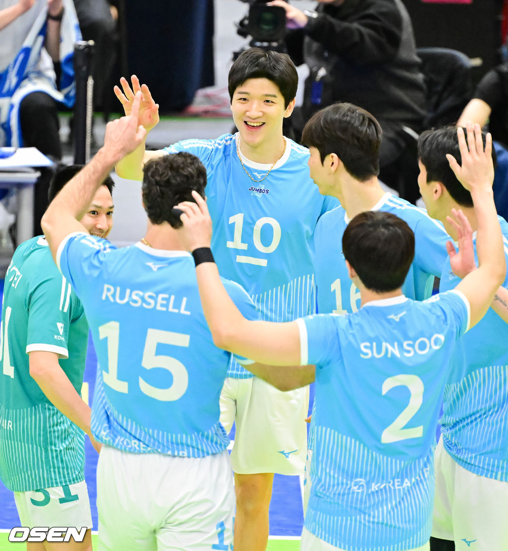 한국전력이 1위 대한항공을 상대로 세트 스코어 3-0(25-20 25-21 25-18) 완승을 거두며 리그 3위로 올라섰다.반면 1위 대한항공은 승점을 추가하지 못해 승점 45에 머물렀고, 2위 현대캐피탈과의 격차를 벌리지 못하며 선두 자리가 더욱 위태해졌다.1세트 대한항공 정지석이 득점 후 기뻐하고 있다 2026.01.20 / soul1014@osen.co.kr