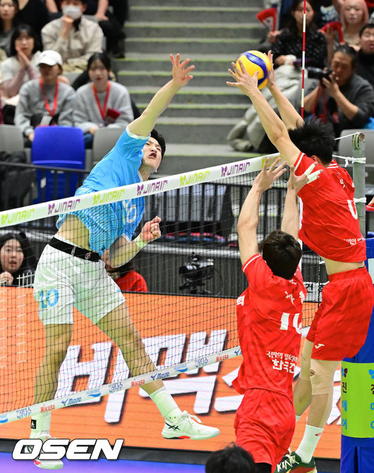 [OSEN=수원, 박준형 기자] 20일 오후 수원실내체육관에서 진에어 2025-2026 V리그 남자부 한국전력과 대한항공의 경기가 진행됐다. 대한항공은 주전 아웃사이드 히터들의 부상 속에 4연패 뒤 1승을 거뒀지만 여전히 현대캐피탈에 승점 1 차로 쫓기며 1위 수성이 불안하고, 한국전력은 승점 35의 4위로 대한항공을 잡으면 3위로 올라설 수 있다.2세트 대한항공 정지석이 강타를 날리고 있다.  2026.01.20 / soul1014@osen.co.kr