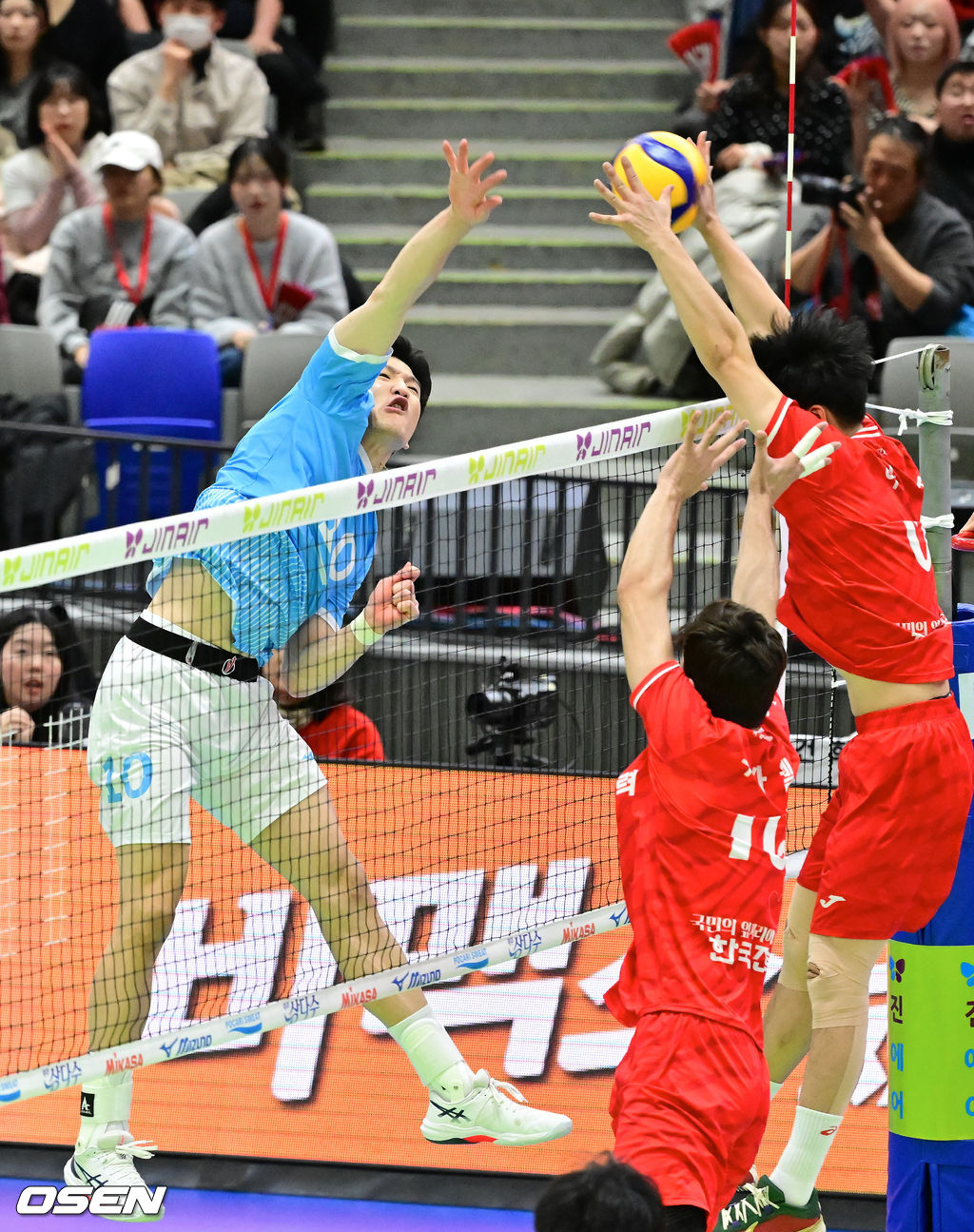 20일 오후 수원실내체육관에서 진에어 2025-2026 V리그 남자부 한국전력과 대한항공의 경기가 진행됐다.
대한항공은 주전 아웃사이드 히터들의 부상 속에 4연패 뒤 1승을 거뒀지만 여전히 현대캐피탈에 승점 1 차로 쫓기며 1위 수성이 불안하고, 한국전력은 승점 35의 4위로 대한항공을 잡으면 3위로 올라설 수 있다.2세트 대한항공 정지석이 강타를 날리고 있다. 2026.01.20 / soul1014@osen.co.kr