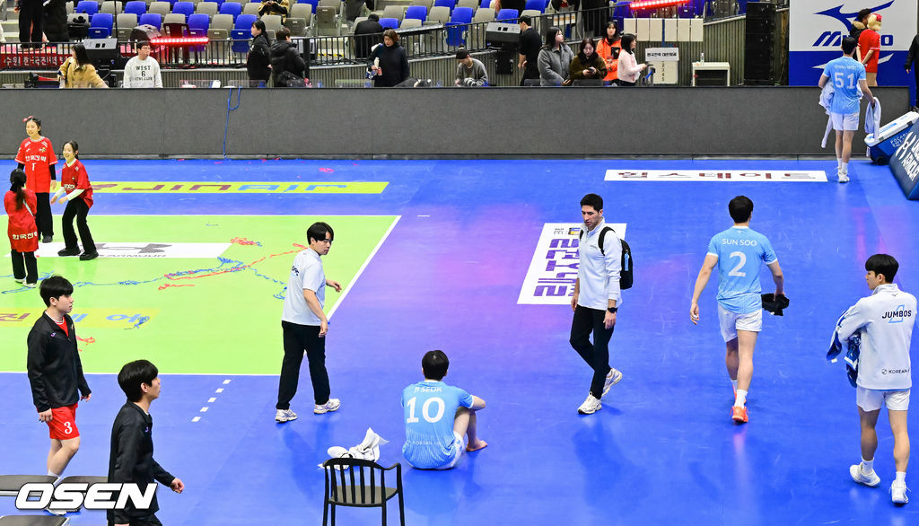 한국전력이 1위 대한항공을 상대로 세트 스코어 3-0(25-20 25-21 25-18) 완승을 거두며 리그 3위로 올라섰다.반면 1위 대한항공은 승점을 추가하지 못해 승점 45에 머물렀고, 2위 현대캐피탈과의 격차를 벌리지 못하며 선두 자리가 더욱 위태해졌다.경기종료 후 대한항공 정지석이 코트에 남아 아쉬워하고 있다. 2026.01.20 / soul1014@osen.co.kr