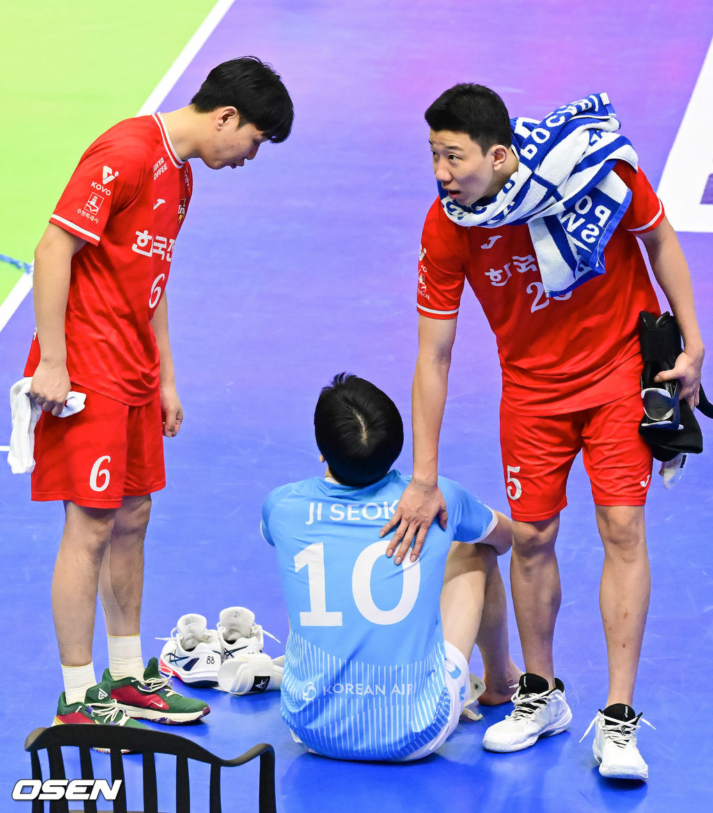 한국전력이 1위 대한항공을 상대로 세트 스코어 3-0(25-20 25-21 25-18) 완승을 거두며 리그 3위로 올라섰다.반면 1위 대한항공은 승점을 추가하지 못해 승점 45에 머물렀고, 2위 현대캐피탈과의 격차를 벌리지 못하며 선두 자리가 더욱 위태해졌다.경기종료 후 대한항공 정지석이 한국전력 신영석, 하승우에게 위로를 받고 있다. 2026.01.20 / soul1014@osen.co.kr