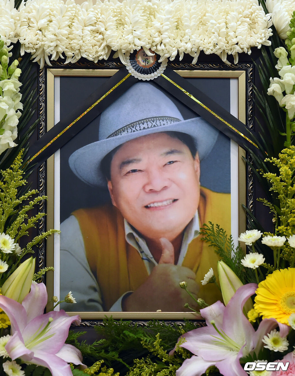 [OSEN=사진팀] 원로 코미디언 故 남보원(본명 김덕용)의 빈소가 서울 강남구 일원동 서울삼성병원 장례식장에 마련됐다.21일 대한민국방송코미디언협회는 서울 용산구 순천향대병원에서 입원 치료 중이던 남보원이 이날 오후 3시 40분께 세상을 떠났다고 밝혔다. 향년 84세.남보원은 코미디계 대부로 불리며 많은 사랑을 받았다. 1963년 영화인협회 주최 ‘스타탄생 코미디’에 1위로 입상하며 데뷔한 그는 코미디 무대는 물론, 스크린과 안방을 오가며 당대 최고 스타로 활약했다. /photo@osen.co.kr<사진=사진공동취재단>