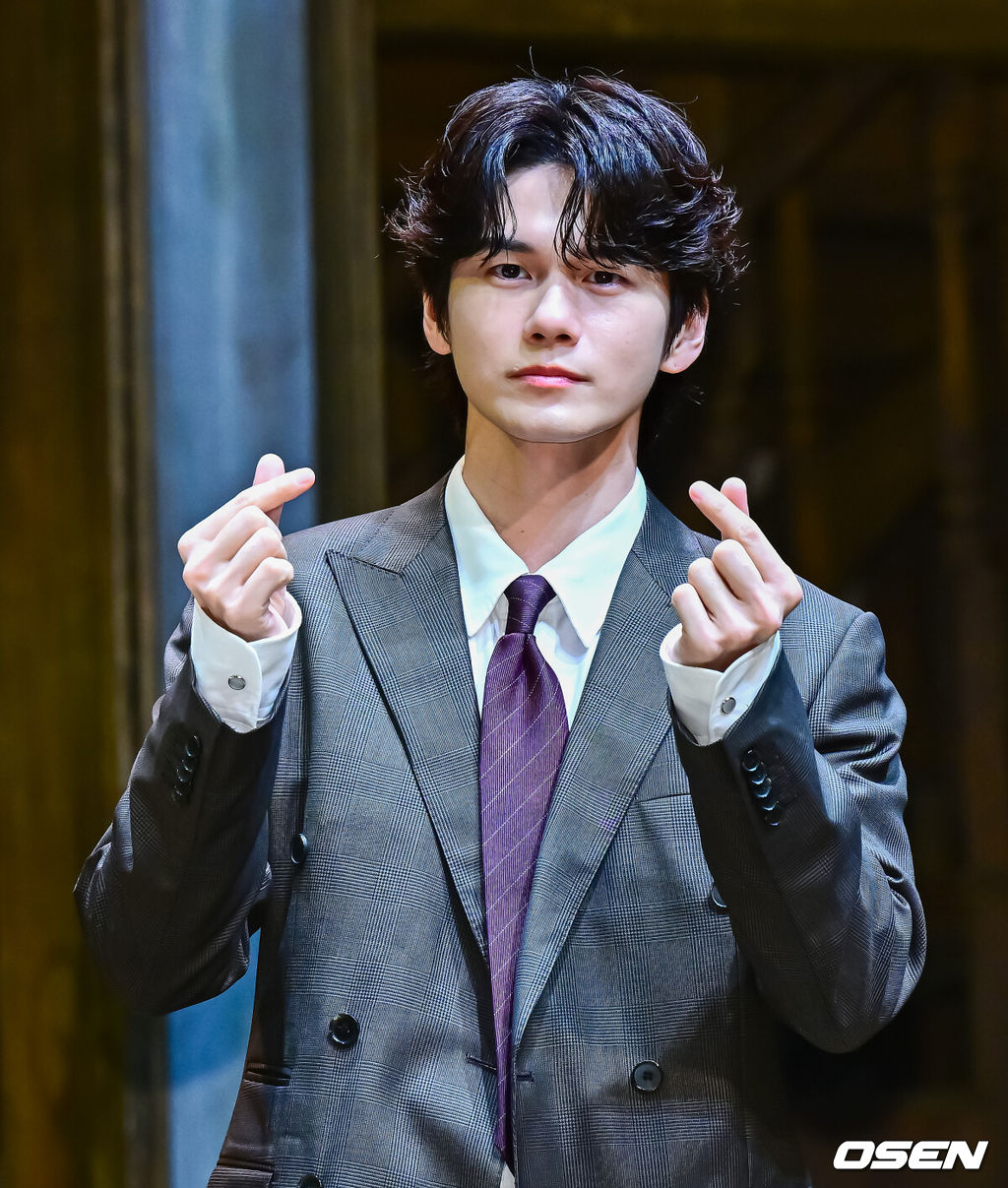 9일 오후 서울 서초구 서초동 예술의전당 CJ토월극장에서 연극 '셰익스피어 인 러브' 기자간담회가 열렸다.연극 ‘셰익스피어 인 러브’는 아카데미 시상식 7개 부문, 골든글로브 3개 부문, 영국 아카데미 영화상 4개 부문을 수상한 동명 영화를 원작으로, ‘로미오와 줄리엣’이 셰익스피어의 사랑에서 비롯되었다는 유쾌한 상상에서 출발한다. 16세기 런던을 배경으로 슬럼프에 빠진 젊은 ‘셰익스피어’가 귀족 여성 ‘비올라 드 레셉스’를 만나 다시 글을 쓰기 시작하면서 펼쳐지는 작품이다.배우 옹성우가 포토타임을 하고 있다. 2025.07.09 /jpnews@osen.co.kr