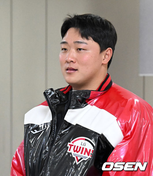 [OSEN=잠실, 이대선 기자] 6일 오후 서울 잠실야구장에서 LG 트윈스 2026년 선수단 신년인사회가 열렸다. 군 복무를 마치고 복귀한 LG 이재원이 인사를 하고 있다. 2026.01.06 /sunday@osen.co.kr
