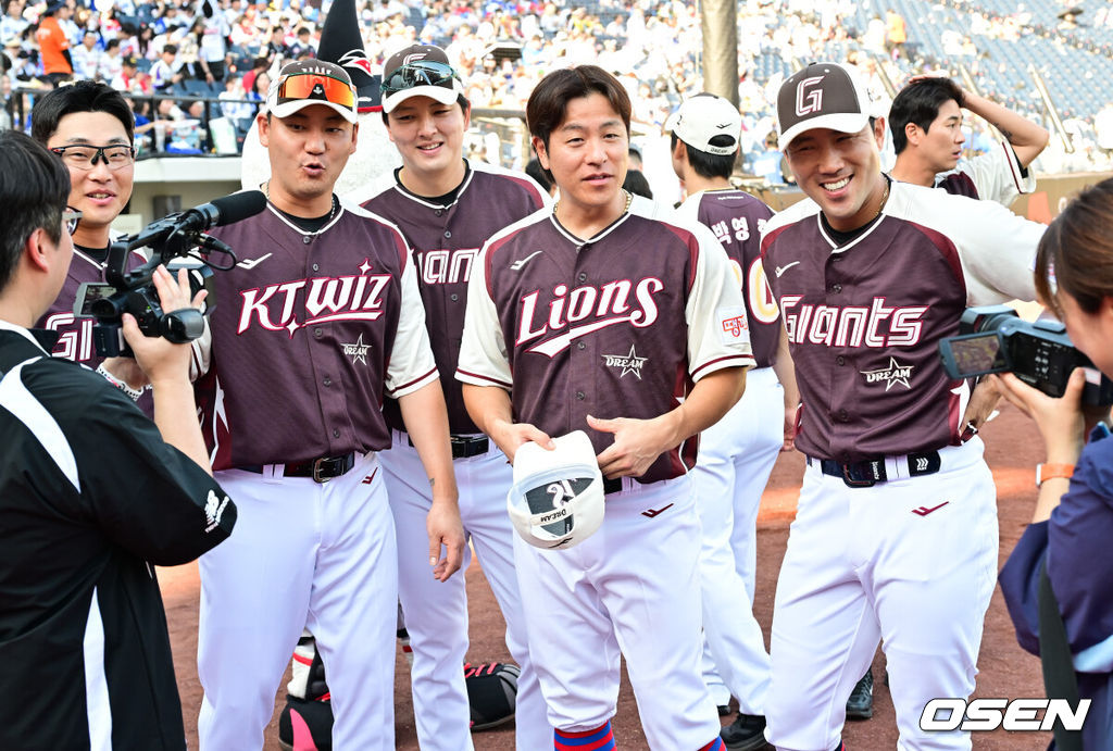 12일 오후 대전 한화생명볼파크에서 2025 신한 SOL뱅크 KBO 올스타전이 열렸다.13년 만에 대전에서 열리는 KBO 올스타전은 드림 올스타와 나눔올스타 대표로 나선 총 30명의 선수가 치열한 승부를 펼친다.경기 앞서 삼성 강민호와 KT 장성우가 롯데 선수들과 함께 이야기를 나누고 있다.   2025.07.12 / soul1014@osen.co.kr