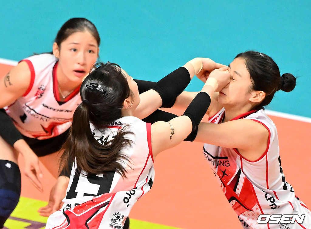 1세트 동선이 겹치며 충돌하는 정관장 박혜민, 최서현 