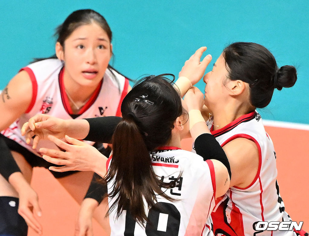 고개를 돌리며 고통을 호소하는 박혜민