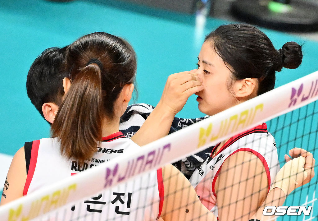 눈물이 핑... 다행히 큰 부상 없이 경기 진행