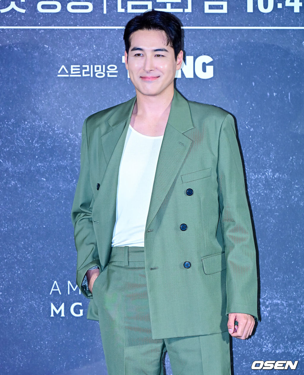 21일 서울 용산구 CGV 용산아이파크몰에서 아마존프라임 시리즈 ‘버터플라이’ 내한 기자간담회가 열렸다.동명 베스트셀러 그래픽 노블을 원작으로 한 ‘버터플라이(Butterfly)’는 전직 미 정보요원 데이비드 정(대니얼 대 킴)과 그를 제거하기 위해 파견된 현직 요원 레베카(레이나 하디스티)의 숨 막히는 추격전을 그린다. '로스트'의 글로벌 스타 대니얼 대 킴(Daniel Dae Kim)이 제작과 주연을 맡았고, 여기에 김태희, 박해수, 김나윤, 김지훈, 성동일, 이일화 등 한국 스타 배우가 대거 합류했다. 또한 서울의 랜드마크인 한강, 청계천, 종로, 여의도 등에서 주요 장면을 촬영하고, 예고편에 방탄소년단 제이홉의 솔로곡 ‘왓 이프(What If)’을 사용하는 등 ‘한국을 제대로 담은 미드’로 기대감을 높이고 있다.배우 션 리차드가 포토타임을 하고 있다. 2025.08.21. / jpnews@osen.co.kr