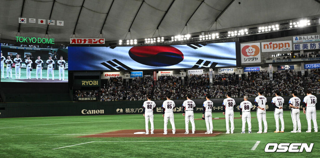 16일 오후 일본 도쿄돔에서  ‘2025 NAVER K-BASEBALL SERIES’ 대한민국과 일본의 2차전 경기가 열렸다.한국은 정우주, 일본은 카네마루 유메토를 선발투수로 내세웠다.한국 대표팀이 애국가를 부르고 있다.  2025.11.16 /cej@osen.co.kr