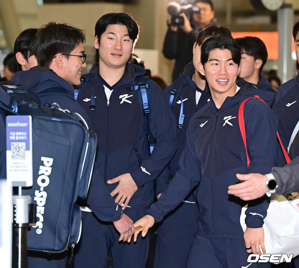 류지현 감독이 이끄는 한국 야구대표팀이 오는 3월 열리는 WBC를 준비하기 위해 9일 오전 인천공항을 통해 미국령 사이판으로 출국했다.류지현호는 9일부터 21일까지 사이판에서 1차 전지훈련 담금질에 나선다.대표팀 김혜성과 안현민이 인사를 나누고 있다. 2026.01.09 / dreamer@osen.co.kr