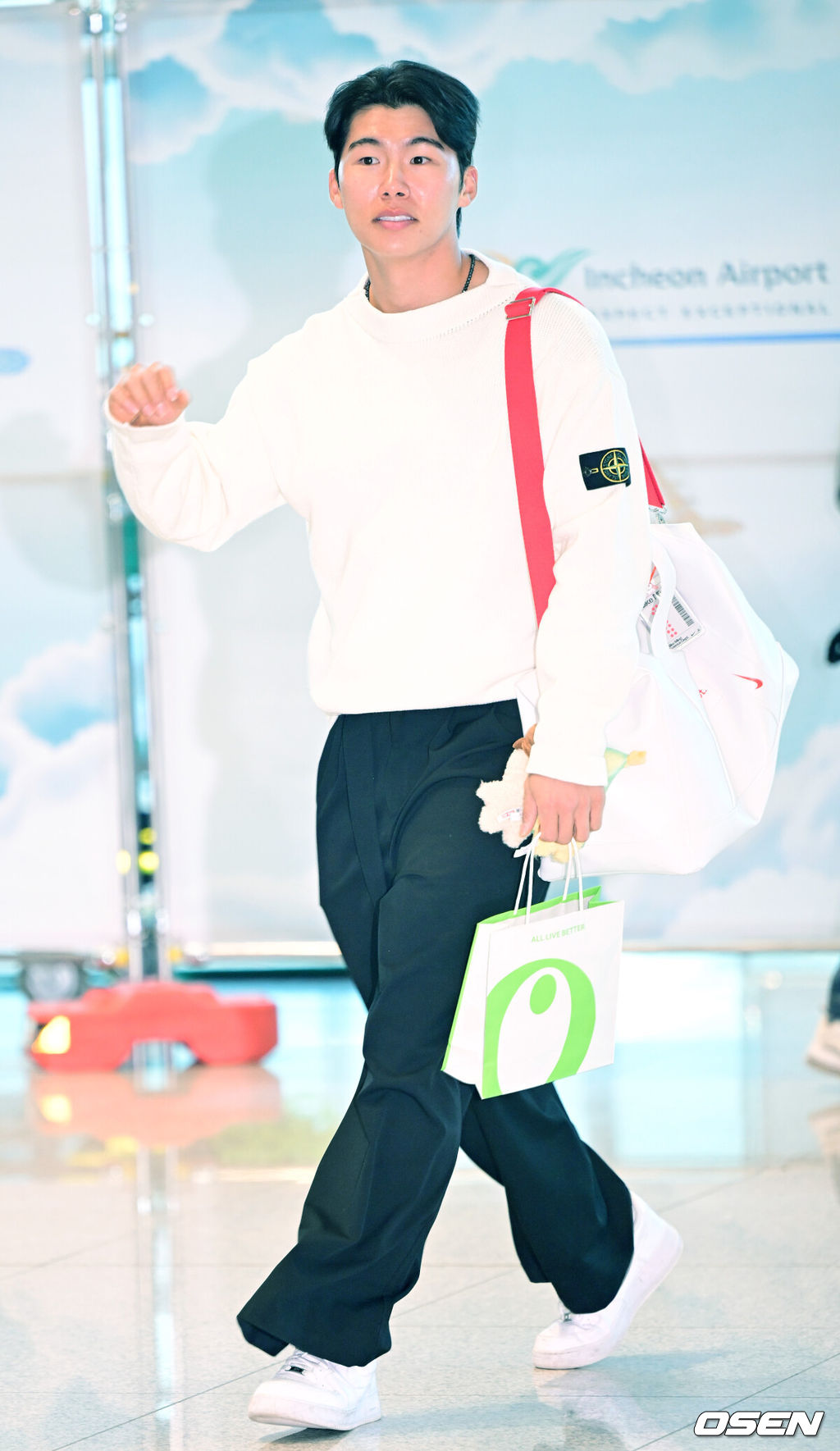 미국 메이저리그 LA 다저스 김혜성이 2026 시즌을 위해 21일 오후 인천공항을 통해 미국으로 출국했다.2026 WBC 야구국가대표팀 1차 전지훈련에 참가한 김혜성은 지난 20일 귀국 후 미국으로 건너가 새 시즌 준비를 이어간다.김혜성이 출국장에 들어서고 있다. 2026.01.21 / dreamer@osen.co.kr