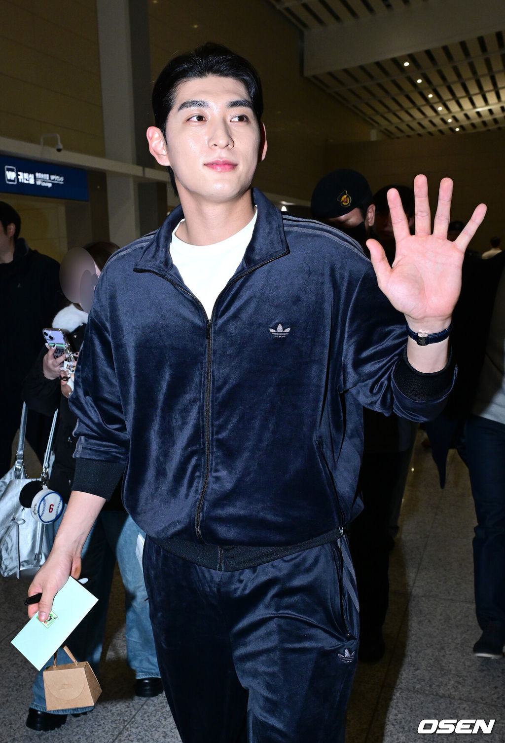 미국 메이저리그 샌프란시스코 자이언츠 이정후가 2026 시즌을 위해 21일 오후 인천공항을 통해 미국으로 출국했다.이정후는 LA에서 개인 훈련을 진행한 뒤 팀 스프링캠프가 열리는 애리조나주 스코츠데일로 이동할 계획이다.이정후가 출국하며 인사를 전하고 있다. 2026.01.21 / dreamer@osen.co.kr