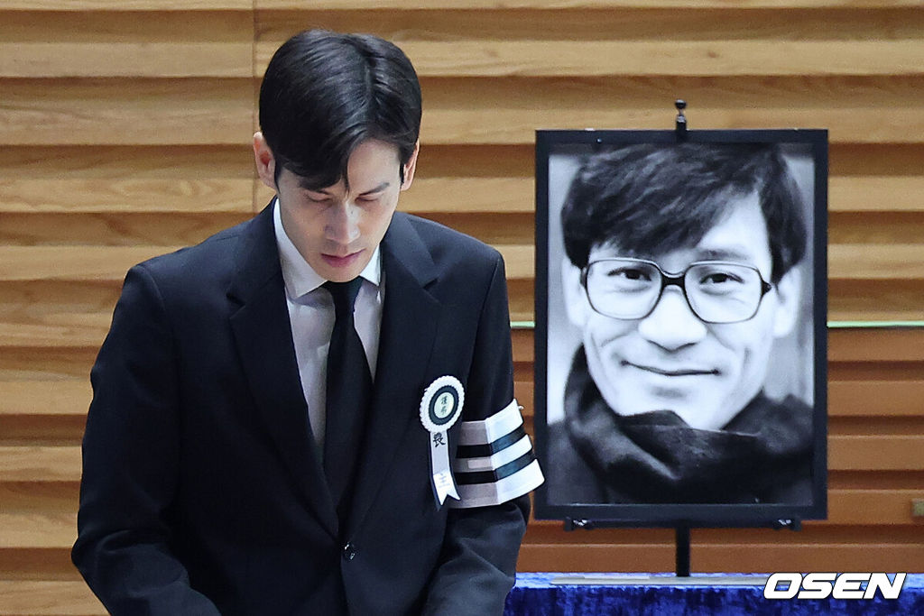 故 안성기 장례 미사 및 영결식이 9일 서울 명동성당에서 엄수됐다.안성기는 지난 5일 오전 9시 서울 용산구 순천향대병원 중환자실에서 치료를 받던 중 가족들이 지켜보는 가운데 향년 74세로 세상을 떠났다. 지난달 30일 자택에서 음식물이 목에 걸린 채 쓰러져 병원으로 이송된 뒤 의식불명 상태로 치료를 받아온 지 6일 만이다.영결식에서는 고인의 마지막 소속사 아티스트컴퍼니의 수장인 정우성과 이정재가 각각 영정과 훈장을 들며 고인을 배웅했다. 운구는 설경구, 박철민, 유지태, 박해일, 조우진, 주지훈이 맡았다.고인의 장남 안다빈씨가 인사말을 마치고 자리로 돌아가고 있다. 2026.01.09 / jpnews@osen.co.kr사진=사진공동취재단