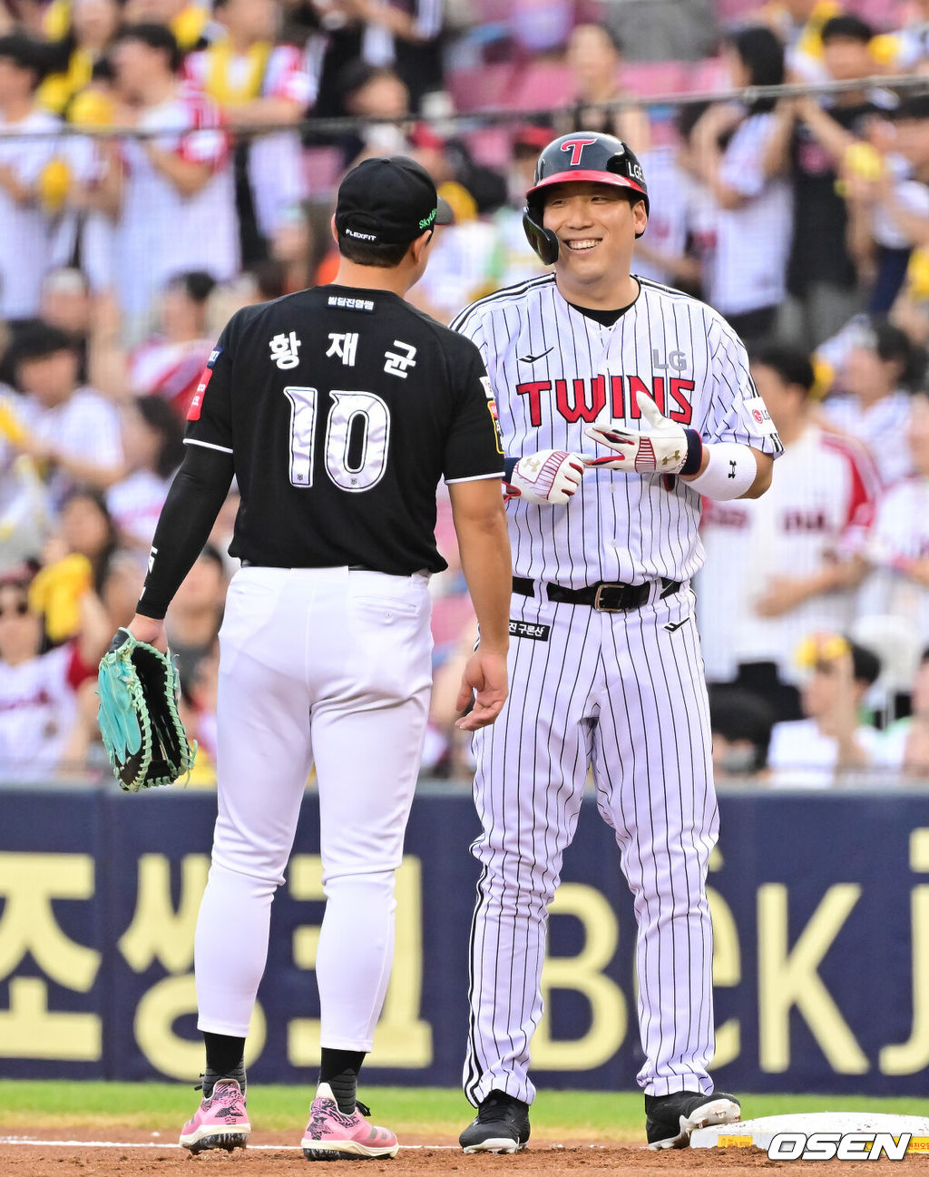 30일 오후 서울 잠실구장에서 ‘2025 신한 SOL BANK KBO리그’ LG 트윈스와 KT 위즈의 경기가 진행됐다.이날 LG는 손주영(8승 6패)을 KT는 패트릭(0승 0패)을 선발투수로 내세웠다. 1회말 LG 김현수가 안타를 날린뒤 KT 황재균의 축하를 받고 있다. 김현수는 이 안타로 KBO 통산 3번째 16시즌 연속 100안타를 달성했다.   2025.07.30  / soul1014@osen.co.kr