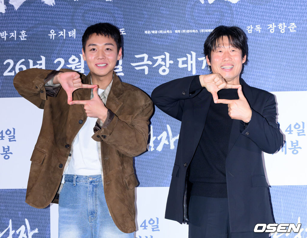 21일 오후 서울 강남구 메가박스 코엑스에서 영화 ‘왕과 사는 남자’ 언론시사회가 열렸다.'왕과 사는 남자'는 1457년 청령포, 마을의 부흥을 위해 유배지를 자처한 촌장과 왕위에서 쫓겨나 유배된 어린 선왕의 사연을 그린 작품으로 2월 4일 개봉한다.배우 박지훈, 유해진이 포토타임을 가지고 있다. 2026.01.21 /sunday@osen.co.kr