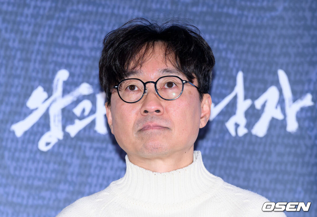 21일 오후 서울 강남구 메가박스 코엑스에서 영화 ‘왕과 사는 남자’ 언론시사회가 열렸다.'왕과 사는 남자'는 1457년 청령포, 마을의 부흥을 위해 유배지를 자처한 촌장과 왕위에서 쫓겨나 유배된 어린 선왕의 사연을 그린 작품으로 2월 4일 개봉한다.장항준 감독이 취재진의 질문을 듣고 있다. 2026.01.21 /sunday@osen.co.kr