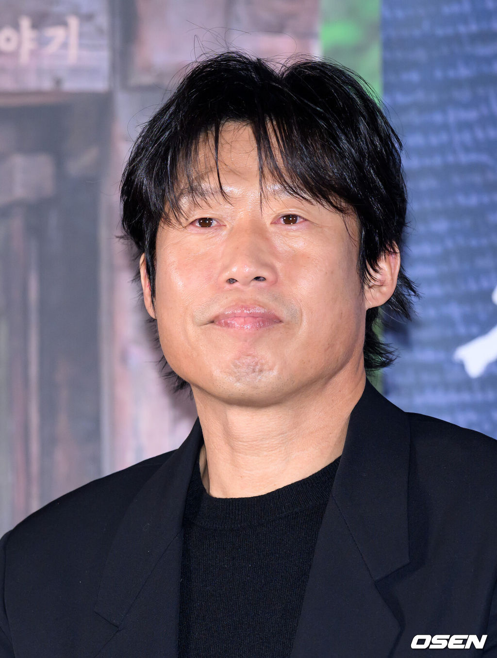 21일 오후 서울 강남구 메가박스 코엑스에서 영화 ‘왕과 사는 남자’ 언론시사회가 열렸다.'왕과 사는 남자'는 1457년 청령포, 마을의 부흥을 위해 유배지를 자처한 촌장과 왕위에서 쫓겨나 유배된 어린 선왕의 사연을 그린 작품으로 2월 4일 개봉한다.배우 유해진이 취재진의 질문을 듣고 있다. 2026.01.21 /sunday@osen.co.kr