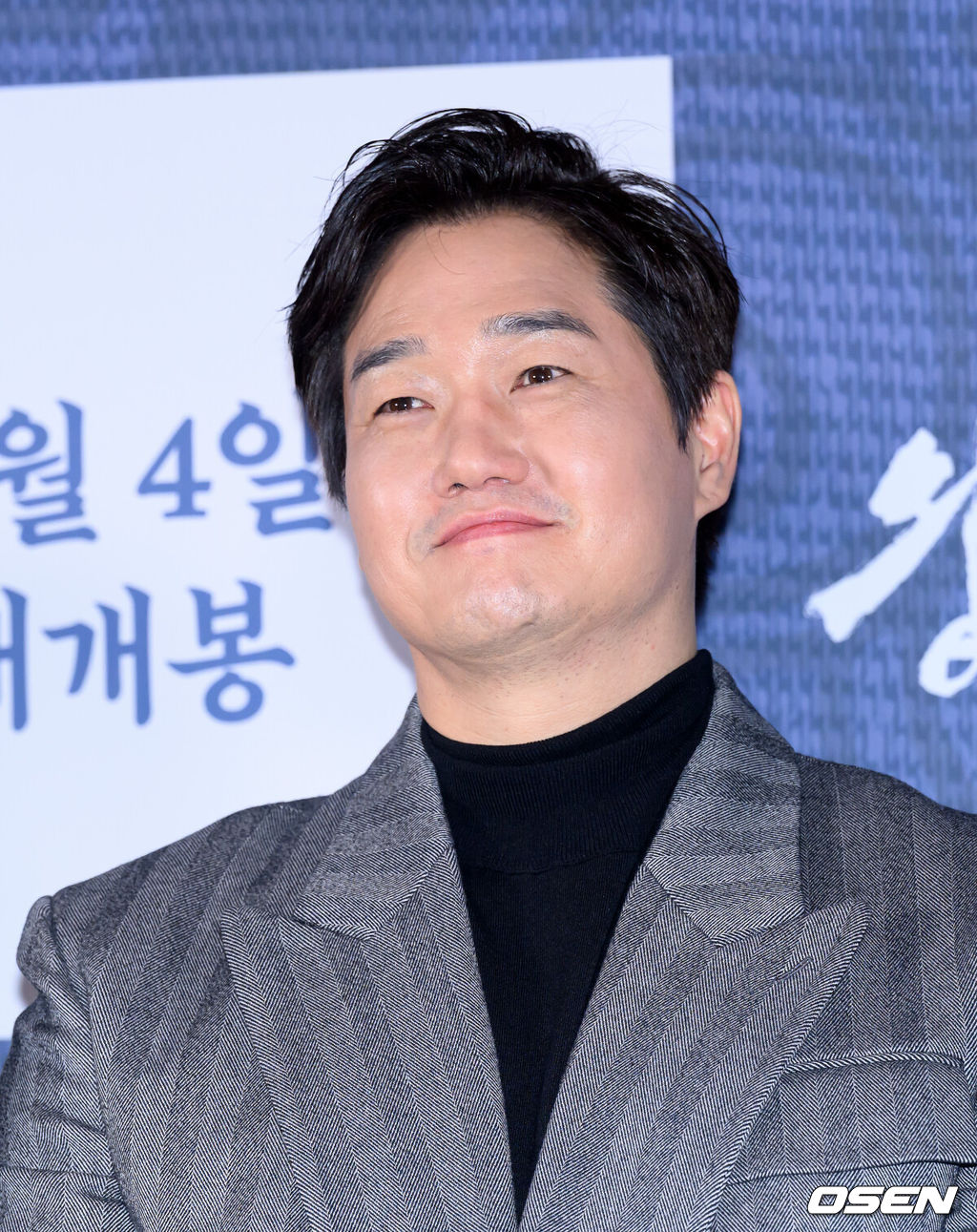 21일 오후 서울 강남구 메가박스 코엑스에서 영화 ‘왕과 사는 남자’ 언론시사회가 열렸다.'왕과 사는 남자'는 1457년 청령포, 마을의 부흥을 위해 유배지를 자처한 촌장과 왕위에서 쫓겨나 유배된 어린 선왕의 사연을 그린 작품으로 2월 4일 개봉한다.배우 유지태가 취재진의 질문을 듣고 있다. 2026.01.21 /sunday@osen.co.kr