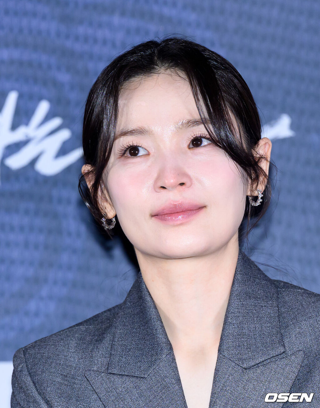 21일 오후 서울 강남구 메가박스 코엑스에서 영화 ‘왕과 사는 남자’ 언론시사회가 열렸다.'왕과 사는 남자'는 1457년 청령포, 마을의 부흥을 위해 유배지를 자처한 촌장과 왕위에서 쫓겨나 유배된 어린 선왕의 사연을 그린 작품으로 2월 4일 개봉한다.배우 전미도가 취재진의 질문을 듣고 있다. 2026.01.21 /sunday@osen.co.kr