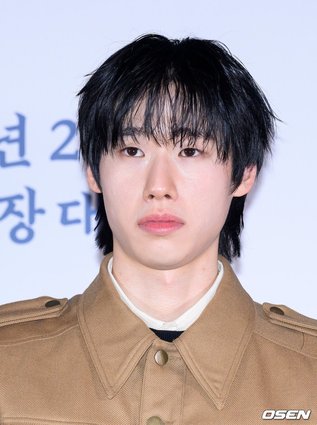 21일 오후 서울 강남구 메가박스 코엑스에서 영화 ‘왕과 사는 남자’ 언론시사회가 열렸다.'왕과 사는 남자'는 1457년 청령포, 마을의 부흥을 위해 유배지를 자처한 촌장과 왕위에서 쫓겨나 유배된 어린 선왕의 사연을 그린 작품으로 2월 4일 개봉한다.배우 김민이 취재진의 질문을 듣고 있다. 2026.01.21 /sunday@osen.co.kr