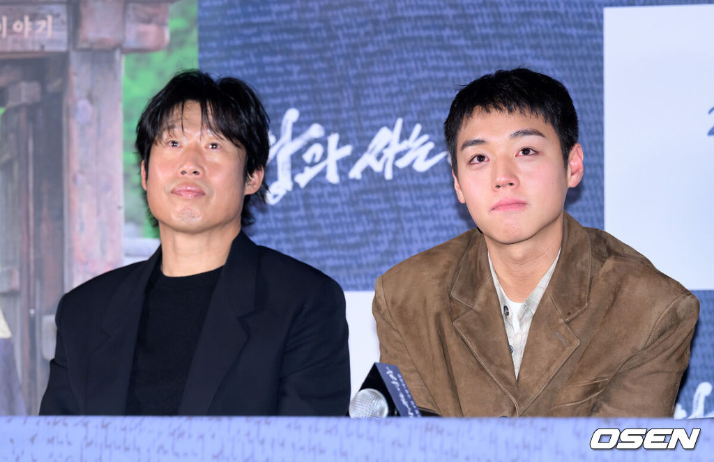 21일 오후 서울 강남구 메가박스 코엑스에서 영화 ‘왕과 사는 남자’ 언론시사회가 열렸다.'왕과 사는 남자'는 1457년 청령포, 마을의 부흥을 위해 유배지를 자처한 촌장과 왕위에서 쫓겨나 유배된 어린 선왕의 사연을 그린 작품으로 2월 4일 개봉한다.배우 유해진, 박지훈이 취재진의 질문을 듣고 있다. 2026.01.21 /sunday@osen.co.kr