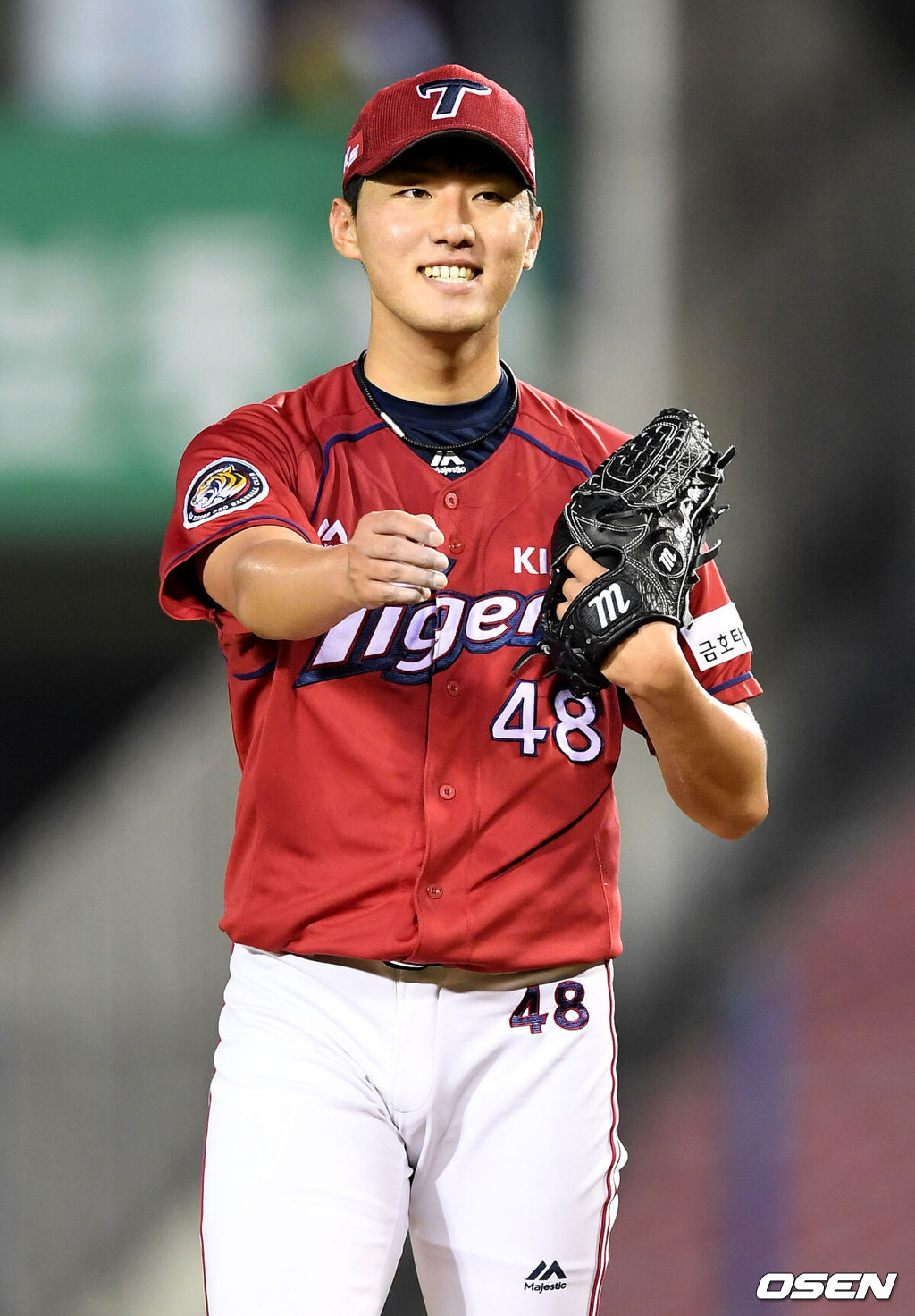 10일 오후 서울 잠실야구장에서 '2016 타이어뱅크 KBO 리그' 두산 베어스와 KIA 타이거즈의 경기가 열렸다.4회말 2사 1루 상황 양의지를 삼진으로 이끌며 실점없이 이닝을 마친 KIA 선발 홍건희가 미소짓고 있다. /dreamer@osen.co.kr